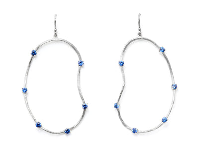 Oyster Earrings with Sapphires in 18kt White Gold