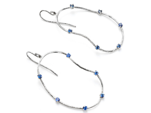 Oyster Earrings with Sapphires in 18kt White Gold