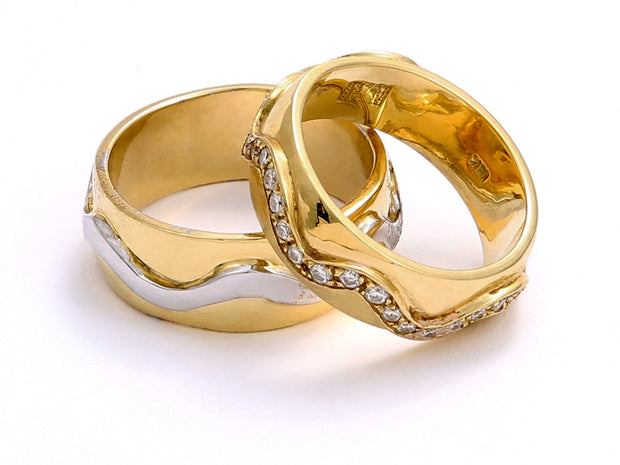 Wave Wedding Band in 18kt Gold with Diamonds