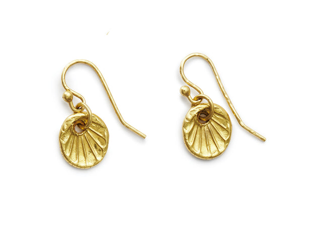 Scallop Shell Drop Earrings in 18kt Gold
