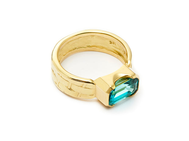 Fine Blue Zircon Ring set in 18kt Gold