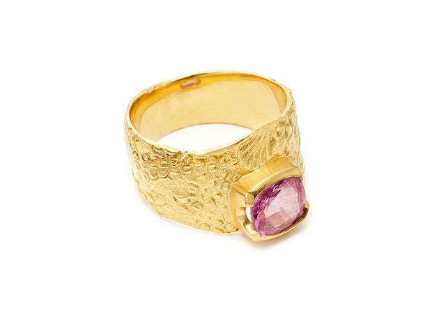 Pink Sapphire set in 18kt Gold Seascape Band
