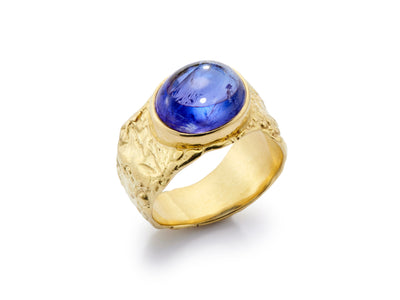 Oval Cabochon Tanzanite set in 18kt Gold Seascape Band