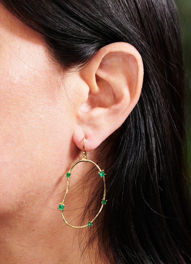 Oyster Earrings with Emeralds in 18kt Gold