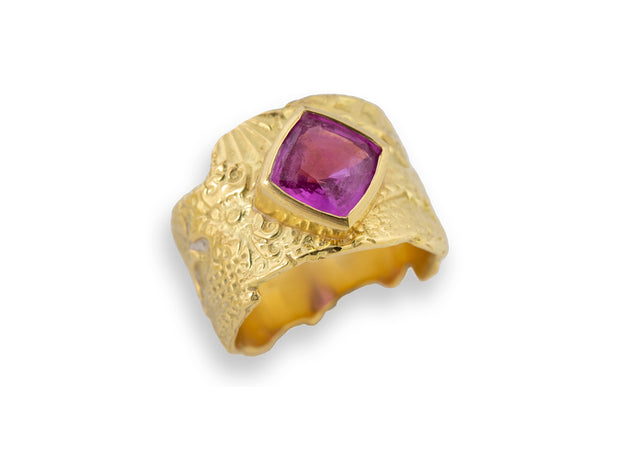 Pink Sapphire set in 18kt Gold "Georgette" Band
