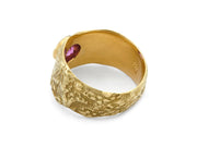 Pink Sapphire set in 18kt Gold Seascape Band